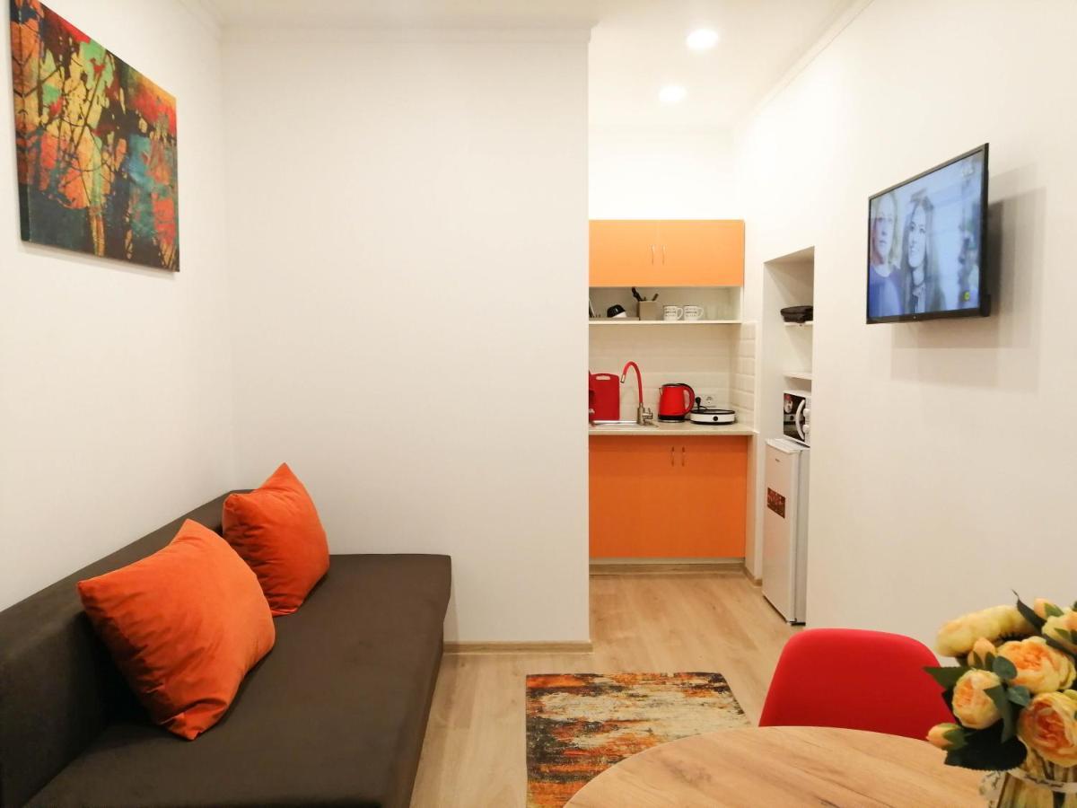 Світло Цілодобово Apartments In The City Center Lviv Ngoại thất bức ảnh