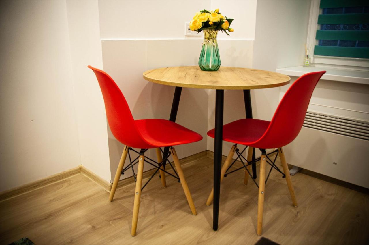 Світло Цілодобово Apartments In The City Center Lviv Ngoại thất bức ảnh