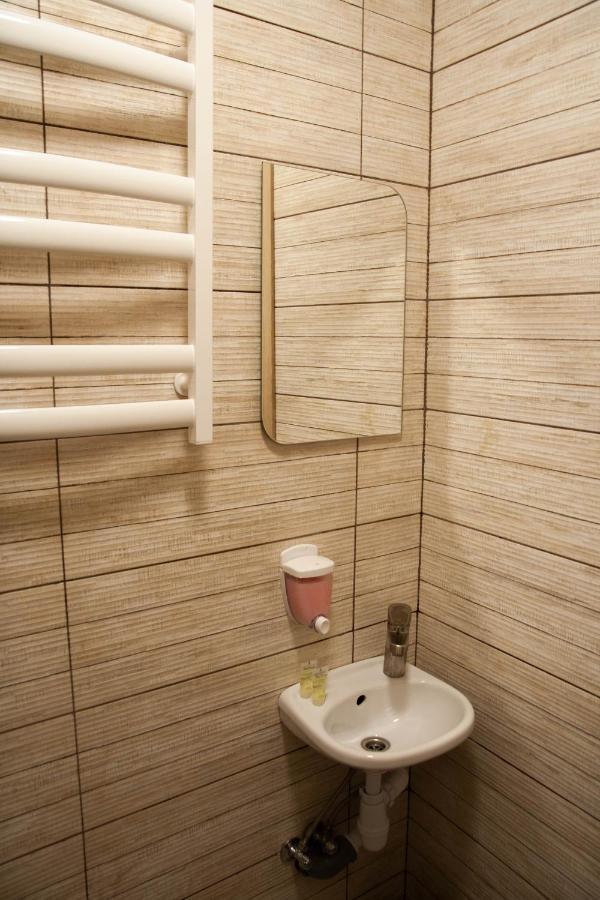 Світло Цілодобово Apartments In The City Center Lviv Ngoại thất bức ảnh
