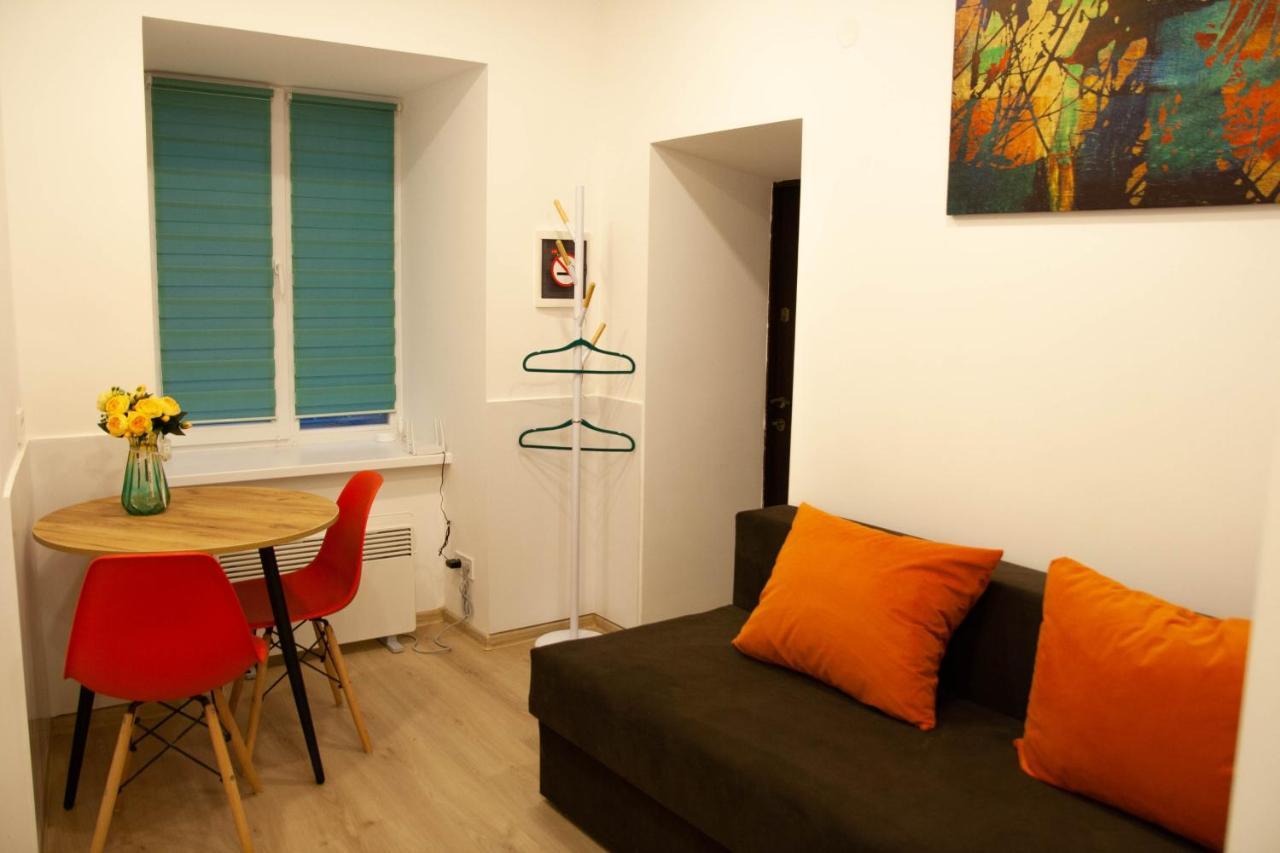 Світло Цілодобово Apartments In The City Center Lviv Ngoại thất bức ảnh
